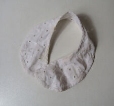 Vêtement pour poupée Cathie de Bella étole broderie anglaise