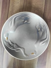 Assiette avec 3 canards / oies en relief - Faïencerie de la Linde, France