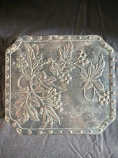 Ancienne boîte à biscuits hexagonale art déco en fer blanc repoussé