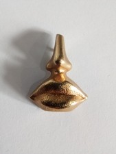 Pin's Parfum Luxe Paris Salvador Dali , Bouche Nez , Gold
