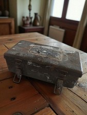 Boîte de soin militaire vintage en métal
