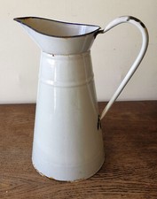 Ancien broc en tôle