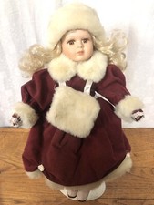 Poupée collection ancienne avec tête en porcelaine, habits hiver style russe