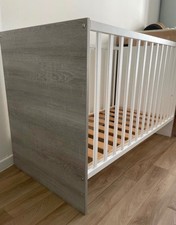 Lit a barreau bébé, gris et blanc en très bon état.