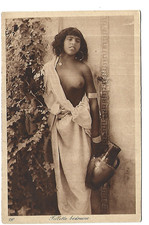 NU  MAURESQUE AUX SEINS NUS