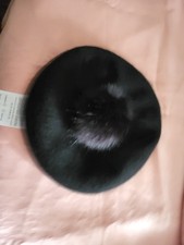 chapeau beret en laine noir , neuf non porté avec pompon