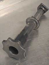 ?? BOULON DE FIXATION DE ROUE DE SECOURS AU CHASSIS AUDI A6 C6 4F 8E0804899