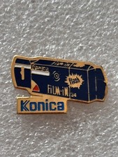 pin's doré Konica marque appareil photo jetable 24 film in camera logo signé MDB