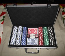 Malette de Poker - 300 jetons - 2 jeux de cartes - 5 dés