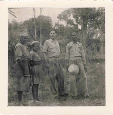 ANCIENNE PHOTO GUYANE +-1950 REGION DE L'OYAPOCK PETIT GROUPE PREND LA POSE