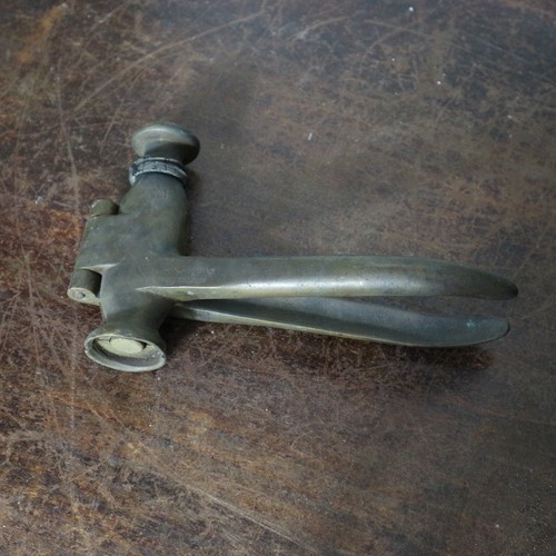 Ancienne bouchonneuse - ancienne,