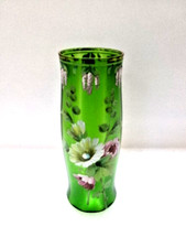 Vase en verre vert émaillé de fleurs