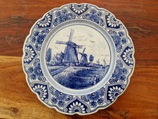Assiette en faience de Delft Blue à décor d'un moulin près d'une rivière