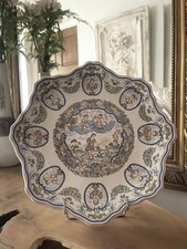 Grand plat en faïence de Moustiers à décor de scènes mythologiques