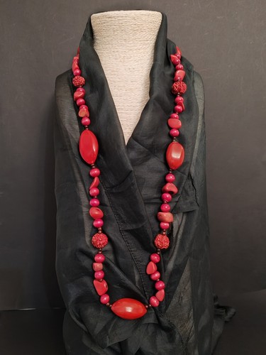 Grand collier rouge perlé - de,