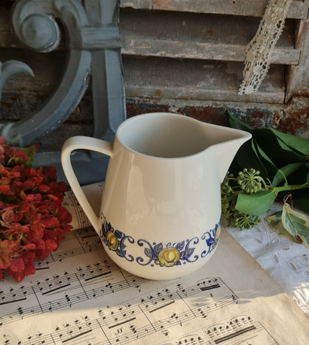 Ancien pot lait - , a