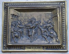 ancien tableau en laiton repoussé scene taverne  Tout à la joie signé raphael