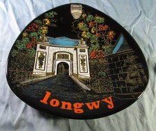 Assiette  à fond noir en émaux de Longwy  inscription " LONGWY" en rouge
