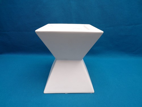 Important socle - socle, de