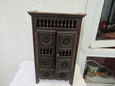 Belle armoire bretonne en bois sculptée pour poupée