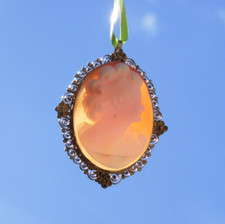 * JOLI PENDENTIF CAMEE