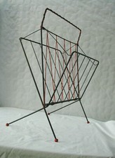 porte revue pliable métal, plastique et scoubidou rouge vintage des années 50