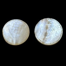 2 Jetons Anciens Nacre Gravée