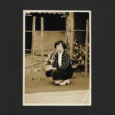 Femme élégante accroupie