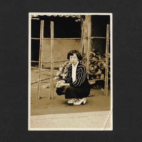 Femme élégante accroupie