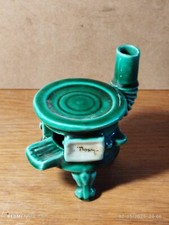 Cendrier qui fume  ancien poele en  céramique avec le conduit qui fume