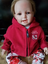 Bébé reborn avec un grand