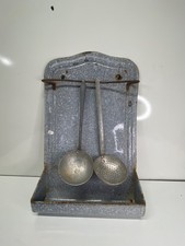 Ancien porte ustensile émaillé murale 1 louche ainsi qu’une écumoire en aluminiu