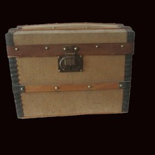 ancienne malle bombée avec