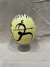 Oeuf d'autruche vintage africain peint à la main  avec support