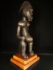 Ancienne statue Fétiche Téké en bois de la République Démocratique du Congo .