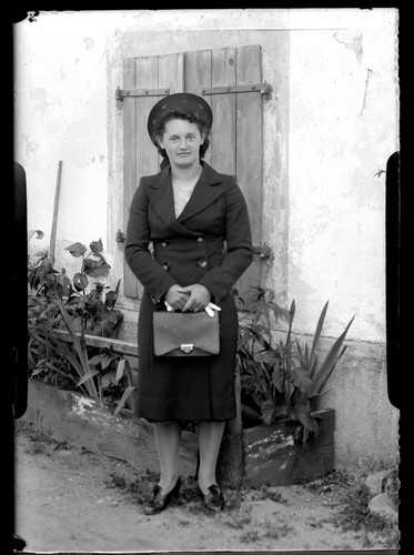 Femme devant maison sac - , gants