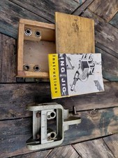 Outil ancien. Gabarit de chevillage Woden