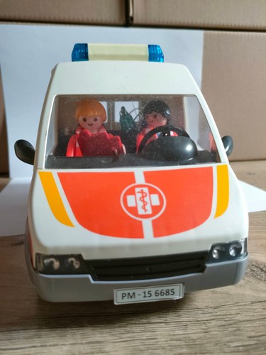 Playmobil 6685 ambulance - -,