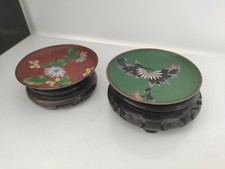 OLD HAND PAINTED CHINESE PORCELAIN PLATE RED WITH WOODEN BASE. ANCIENNE ASSIETTE