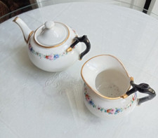 Théière égoiste et pot à