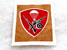 Un insigne tissu militaire " Parachutiste Commando Indonésie ".