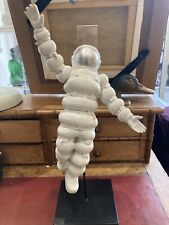 Sculpture En Résine Astronaute Monté Sur Socle. H: 40 cm