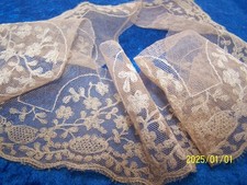 Dentelle ancienne en tulle brodé au fil de soie. Beige. 80cm. Réf n°310