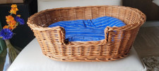 PANIER EN OSIER OU ROTIN AVEC SON COUSSIN BLEU  POUR PETIT CHIEN OU CHAT