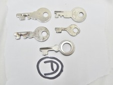 ancienne mini clés de serrure de meuble de poupée et autres ......