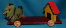 ANCIEN JOUET A TIRER . CHIEN ET NICHE EN BOIS POLYCHROME . L 32cm H 15cm . 1920