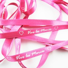 RUBAN - VIVE LES MARIES - TEXTE BLANC SUR RUBAN SATIN VIEUX ROSE 1m x 8mm