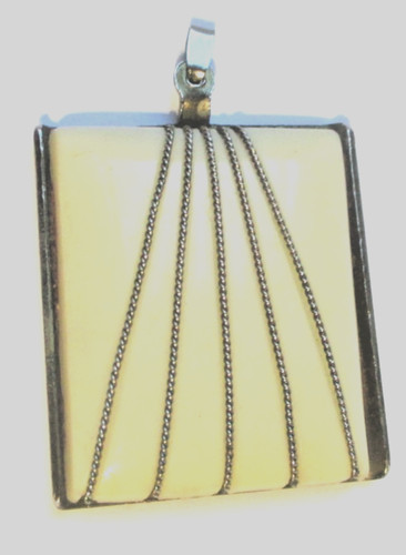 Ancien pendentif blanc - , cassé