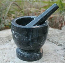 joli mortier en marbre et son pilon  