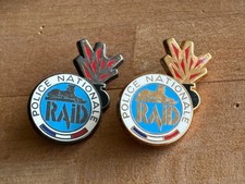 b  2 PINS PIN ARMEE POLICE NATIONALE RAID
